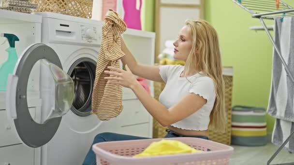 Genç Sarışın Kadın Gülümsüyor Kendine Güvenen Çamaşırları Yıkıyor Çamaşırhanede Baş — Stok video