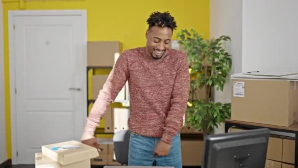 Αφροαμερικάνος Υπάλληλος Ηλεκτρονικού Εμπορίου Που Χορεύει Στο Γραφείο — Αρχείο Βίντεο