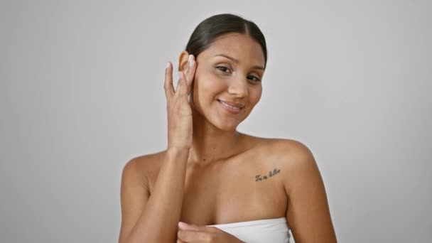 Mujer Latina Joven Sonriendo Confiada Tocando Cara Sobre Fondo Blanco — Vídeo de stock