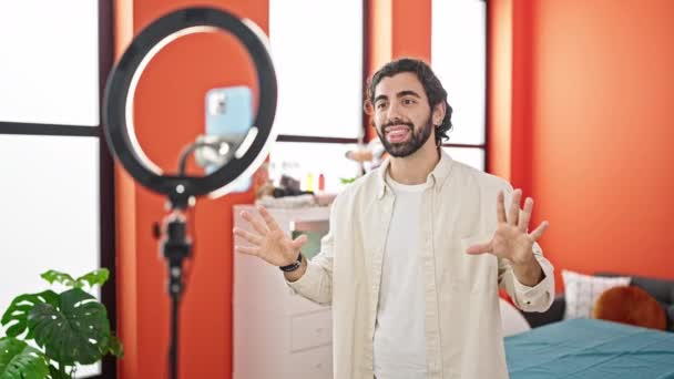 Młody Hiszpan Uśmiecha Się Pewnie Nagrywając Wideo Samouczek Przemawiający Jadalni — Wideo stockowe