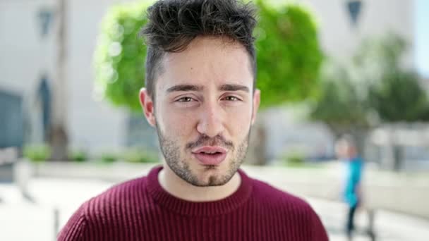 Молодий Іспаномовний Чоловік Посміхається Впевнено Говорити Парку — стокове відео