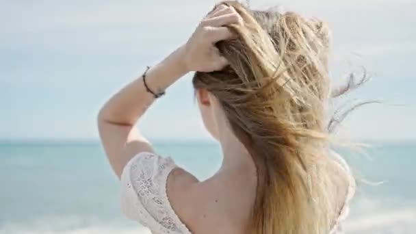 Jovem Loira Turista Sorrindo Confiante Tocando Cabelo Praia — Vídeo de Stock