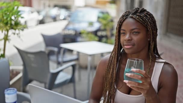 Mujer Afroamericana Usando Portátil Mirando Reloj Sentado Mesa Terraza Cafetería — Vídeo de stock