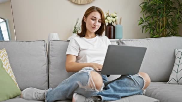 Jovem Mulher Usando Laptop Sentado Sofá Comemorando Casa — Vídeo de Stock