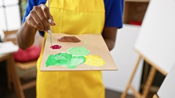 アフリカ系アメリカ人女性アーティスト 自信を持ってアートスタジオでパレットに色を混ぜる笑顔 — ストック動画