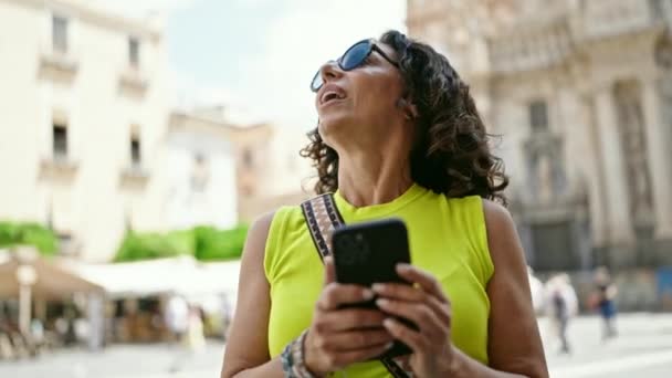Middle Age Hispanic Woman Tourist Woman Using Smartphone Street — Stock Video