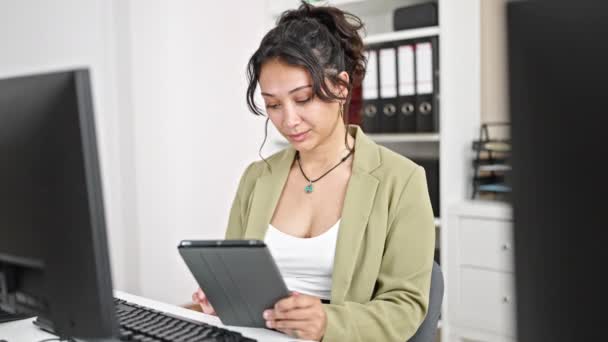 Joven Hermosa Mujer Hispana Trabajadora Negocios Usando Touchpad Ordenador Pensando — Vídeos de Stock