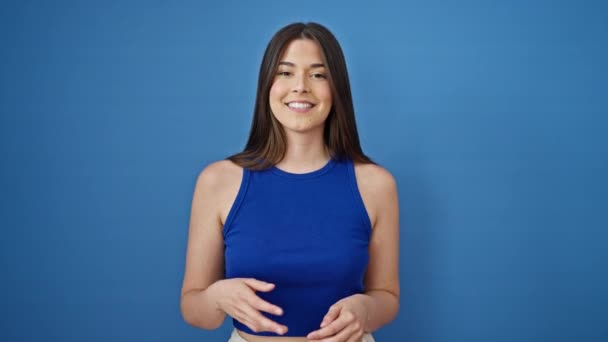 Νεαρή Όμορφη Ισπανόφωνη Γυναίκα Χαμογελά Αυτοπεποίθηση Μιλώντας Απομονωμένο Μπλε Φόντο — Αρχείο Βίντεο