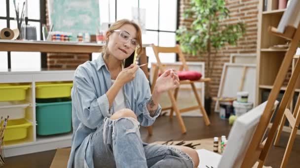 Jonge Vrouw Kunstenaar Praten Smartphone Tekenen Kunststudio — Stockvideo