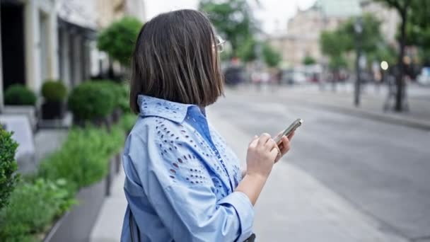 Ung Vacker Latinamerikansk Kvinna Med Smartphone Väntar Taxi Gatorna Wien — Stockvideo