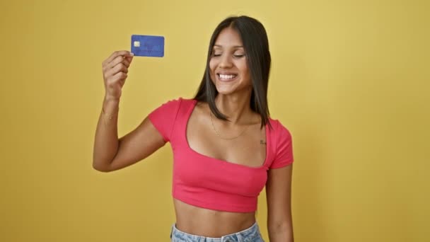 Genç Latin Kadın Gülümsüyor Elinde Kredi Kartıyla Izole Edilmiş Sarı — Stok video