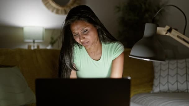 Junge Lateinamerikanische Frau Benutzt Laptop Mit Brille Für Sehprobleme Hause — Stockvideo
