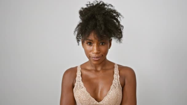 Afroamericano Donna Indossare Lingerie Sorridente Fiducioso Isolato Sfondo Bianco — Video Stock