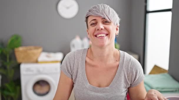Çamaşır Odasında Kendinden Emin Gülümseyen Genç Bir Kadın — Stok video