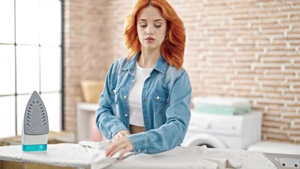 Mujer Pelirroja Joven Planchando Ropa Camisa Plegable Sala Lavandería — Vídeos de Stock