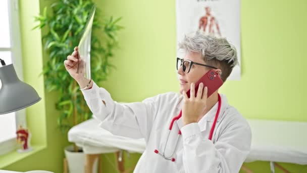 Giovane Medico Donna Che Parla Smartphone Guardando Raggi Clinica — Video Stock