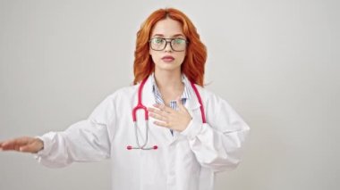 Genç kızıl saçlı kadın doktor, el ele tutuşup, izole edilmiş beyaz arka plan üzerine yemin ediyor.
