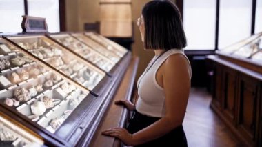 Genç ve güzel İspanyol kadın Viyana 'daki Doğal Tarih Müzesi' nde jeolojik sergiyi ziyaret ediyor.