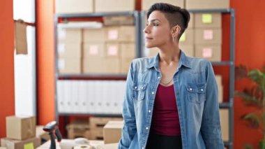 Genç, güzel, İspanyol bir kadın. İş adamı. Ofiste kollarını kavuşturup el kol hareketi yapıyor.