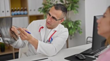 Kadın, erkek, doktor ve hasta klinikte röntgen çekiyorlar.