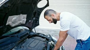 Sokakta araba arayan genç bir İspanyol.