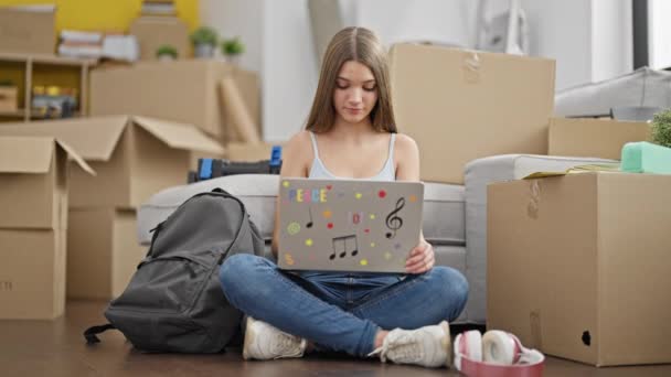 Młoda Piękna Dziewczyna Student Pomocą Laptopa Siedzi Podłodze Nowym Domu — Wideo stockowe