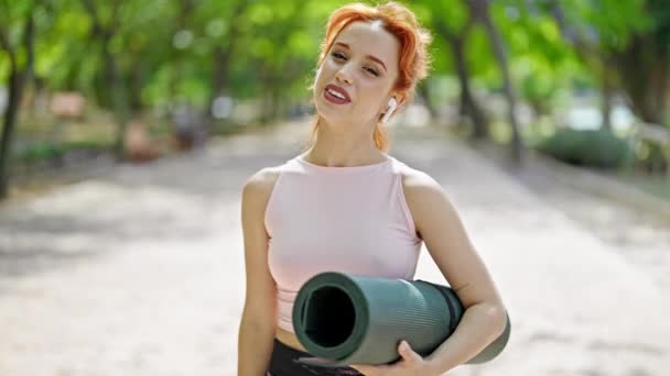 Junge Rothaarige Frau Sportbekleidung Hält Yogamatte Park — Stockvideo