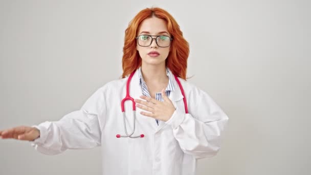 Mladá Zrzka Žena Lékař Dělat Přísahu Rukou Hrudi Přes Izolované — Stock video
