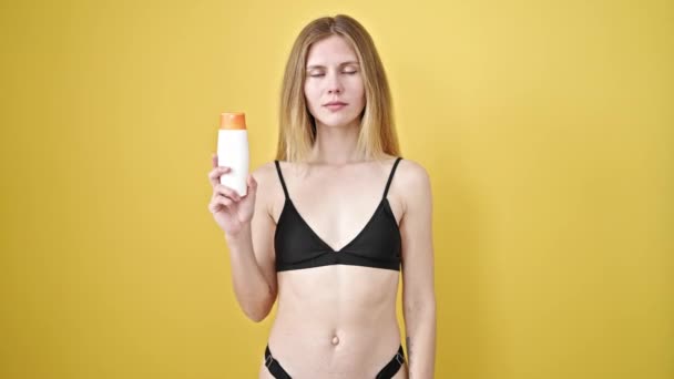Молода Блондинка Туристка Бікіні Тримає Пляшку Сонцезахисного Крему Над Ізольованим — стокове відео