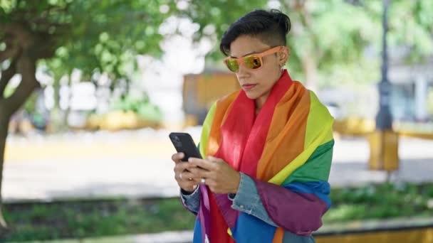 Giovane Bella Donna Ispanica Utilizzando Smartphone Indossando Bandiera Arcobaleno Parco — Video Stock