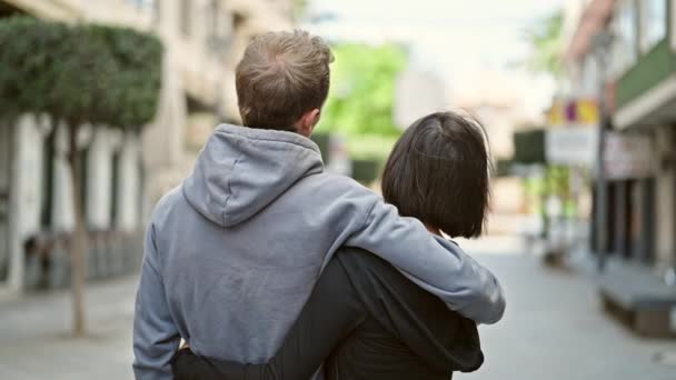 Casal Bonito Abraçando Uns Aos Outros Beijando Rua — Vídeo de Stock