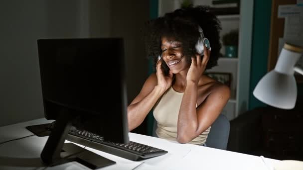 Trabajadora Negocios Afroamericana Escuchando Música Bailando Oficina — Vídeos de Stock