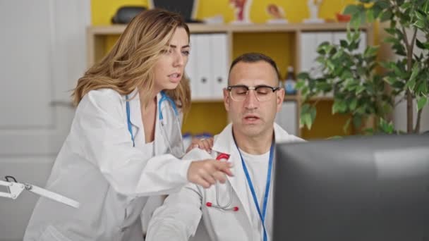 Mężczyzna Kobieta Lekarze Patrząc Komputer Razem Mówiąc Klinice — Wideo stockowe