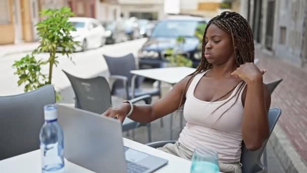 Afroamerykanka Pomocą Laptopa Czesanie Włosów Pocenie Się Tarasie Kawiarni — Wideo stockowe