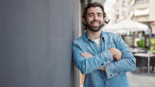 Jonge Spaanse Man Glimlachend Vol Vertrouwen Staand Met Armen Gekruist — Stockvideo