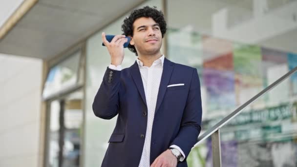 Jonge Latijnse Man Zakenman Luisteren Voice Message Door Smartphone Straat — Stockvideo