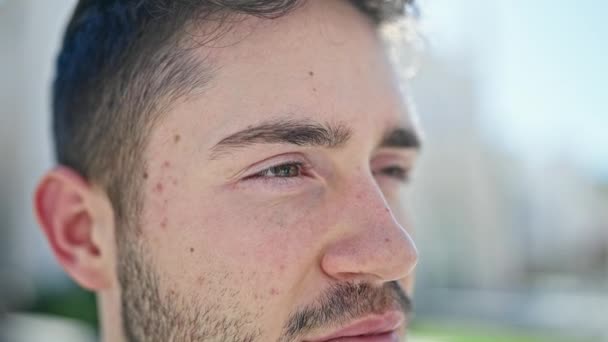 Jonge Spaanse Man Kijkt Naar Zijkant Met Serieuze Uitdrukking Straat — Stockvideo