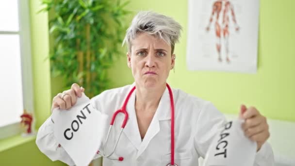 Νεαρή Γιατρός Θυμωμένο Σπάσιμο Συμβολαίου Στην Κλινική — Αρχείο Βίντεο