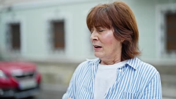 Mujer Mediana Edad Estornudando Calle — Vídeo de stock