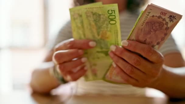 Middelbare Leeftijd Spaanse Vrouw Tellen Argentinië 100 500 Pesos Bankbiljetten — Stockvideo