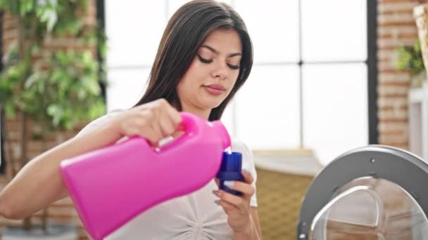 Mujer Joven Caucásica Lavando Ropa Vertiendo Detergente Sala Lavandería — Vídeo de stock