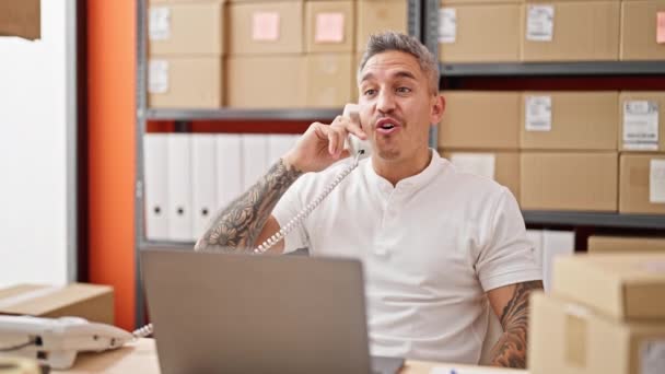 Mladý Hispánec Muž Ekommerce Obchodní Pracovník Pomocí Notebooku Mluvit Telefonu — Stock video