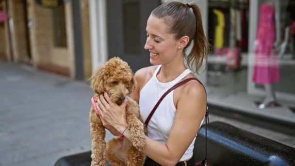 Giovane Donna Caucasica Con Cane Seduto Sulla Panchina Baciare Strada — Video Stock