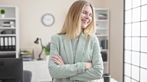 Junge Blonde Geschäftsfrau Lächelt Selbstbewusst Büro — Stockvideo