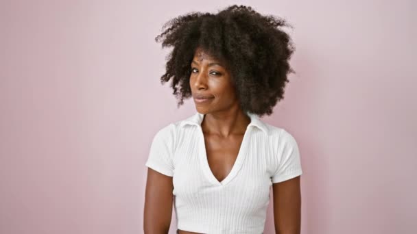 Mujer Afroamericana Sonriendo Confiada Pie Sobre Fondo Rosa Aislado — Vídeo de stock