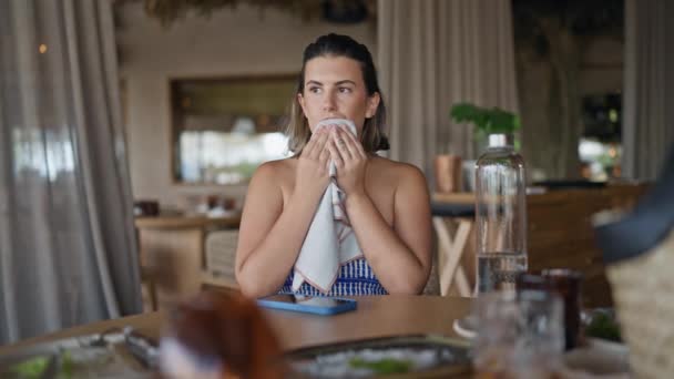 Νεαρή Ισπανίδα Που Σκουπίζει Στόμα Της Πετσέτα Στο Εστιατόριο — Αρχείο Βίντεο