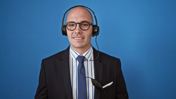 Jovem Hispânico Homem Empresário Usando Fone Ouvido Falando Sobre Fundo — Vídeo de Stock