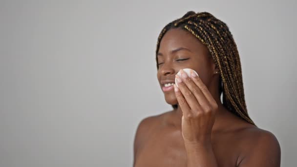 Αφροαμερικανή Γυναίκα Χαμογελώντας Αυτοπεποίθηση Καθαρισμού Πρόσωπο Βαμβάκι Pad Πάνω Από — Αρχείο Βίντεο