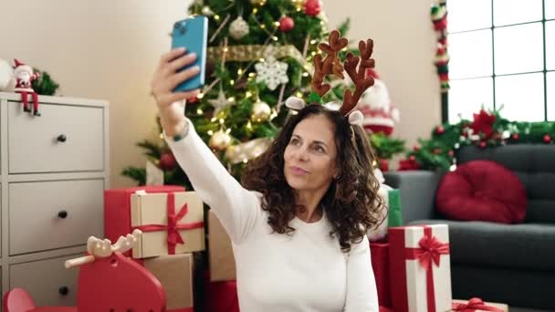 Średniowieczna Latynoska Kobieta Zrobić Selfie Przez Smartfona Siedzi Podłodze Przez — Wideo stockowe