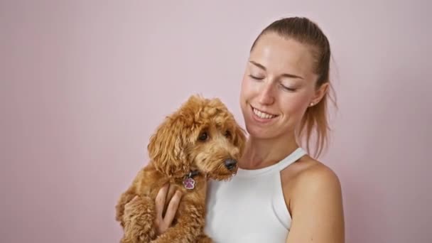 Молодая Белая Женщина Улыбкой Собаки Целуется Изолированном Розовом Фоне — стоковое видео